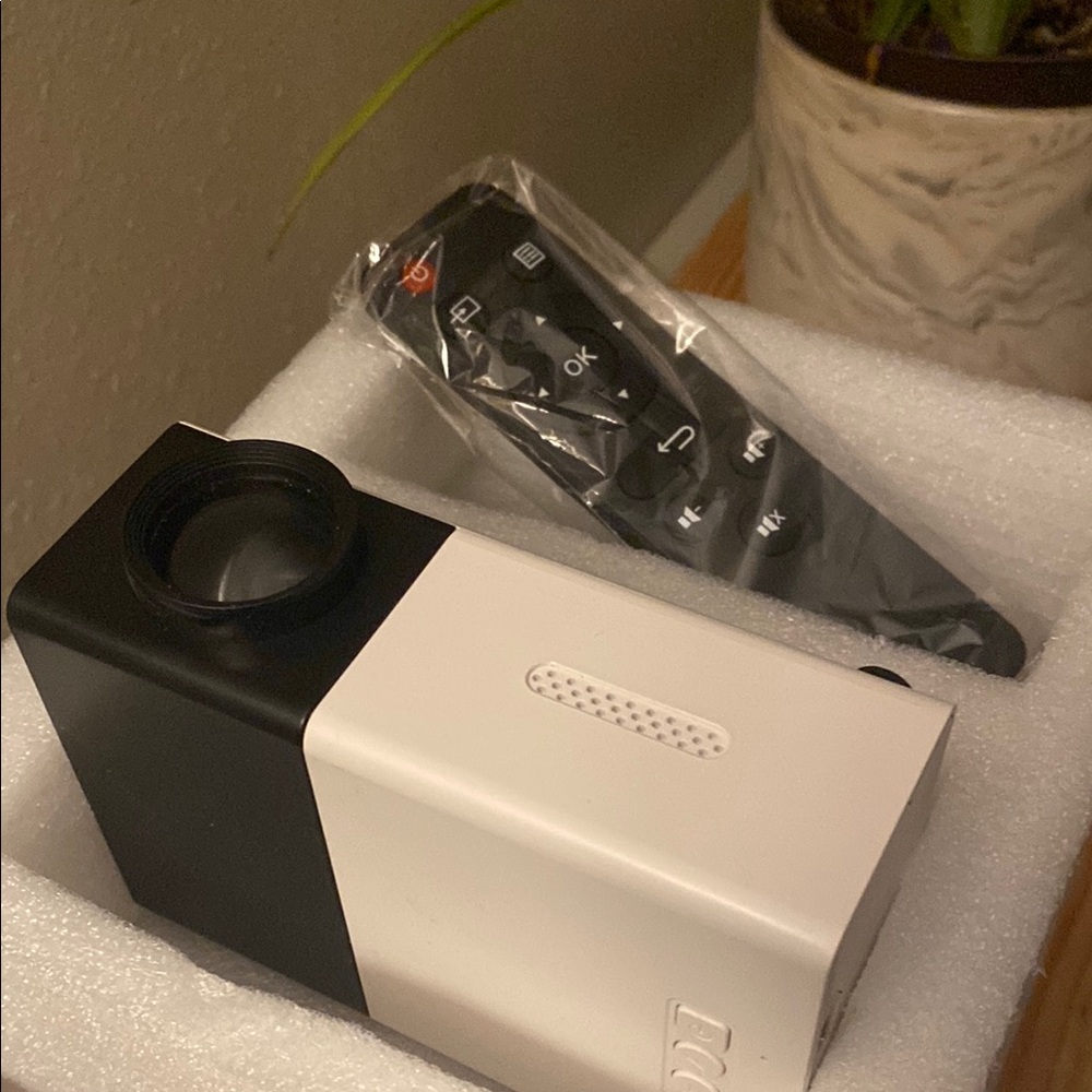 Mini Projector with Remote - Picture 3 of 8